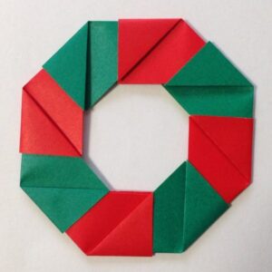 クリスマスカラーの簡単おりがみリース