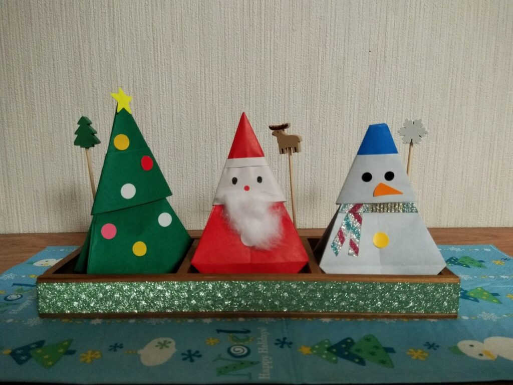 折り紙で作ったプレゼント用パッケージ。ツリー、サンタ、雪だるま